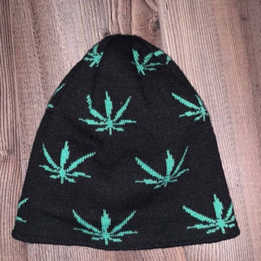 Weed beanie kinda small new never worn